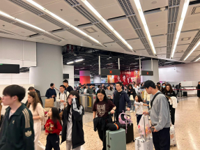 截至下午4時，已有超過62萬人次出入境，當中入境有近37萬4千人次。（林漢山攝）