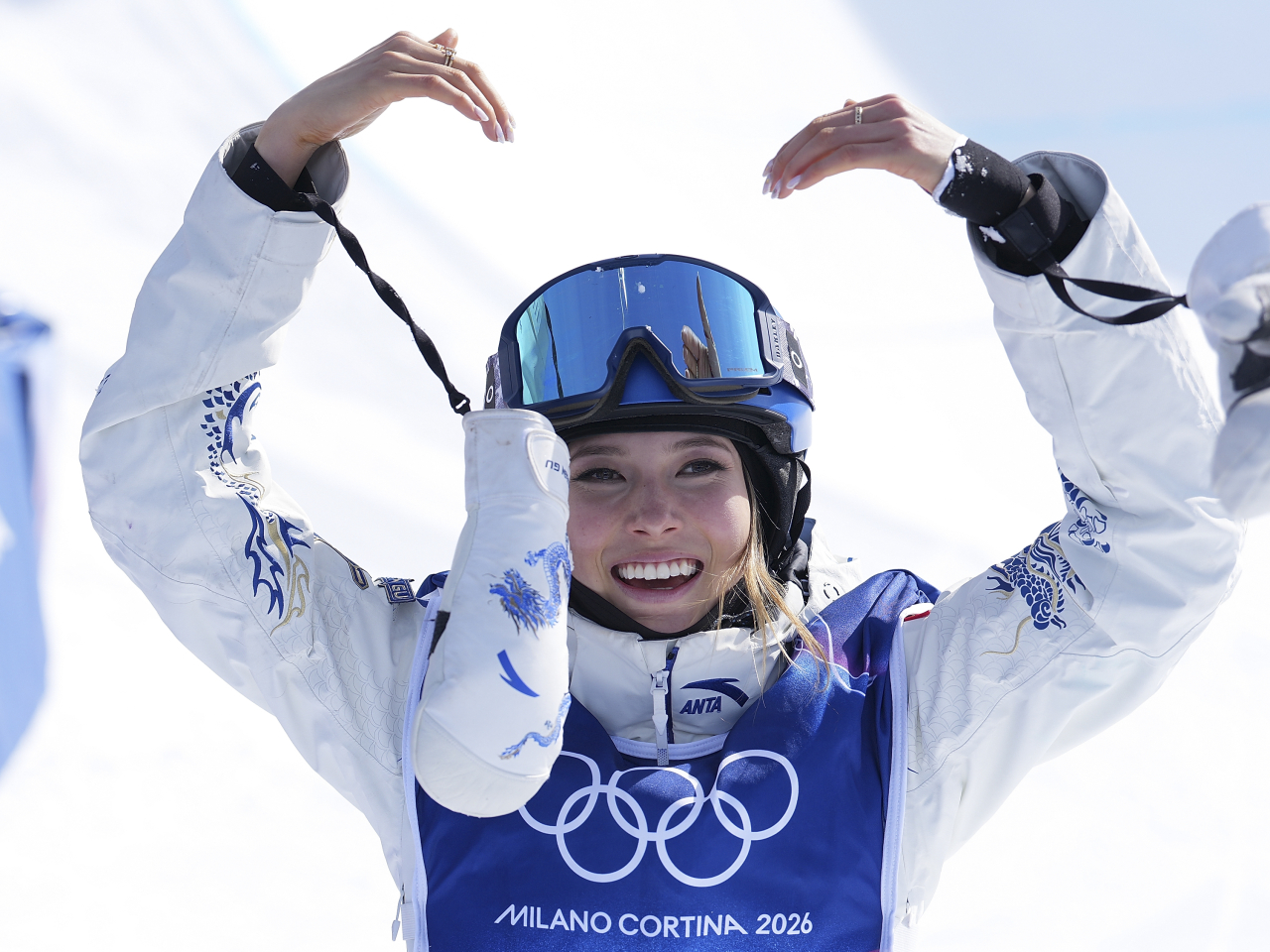 米蘭科爾蒂納冬奧會最後一個比賽日，谷愛凌在自由式滑雪女子U型場地技巧賽奪金。（新華社）