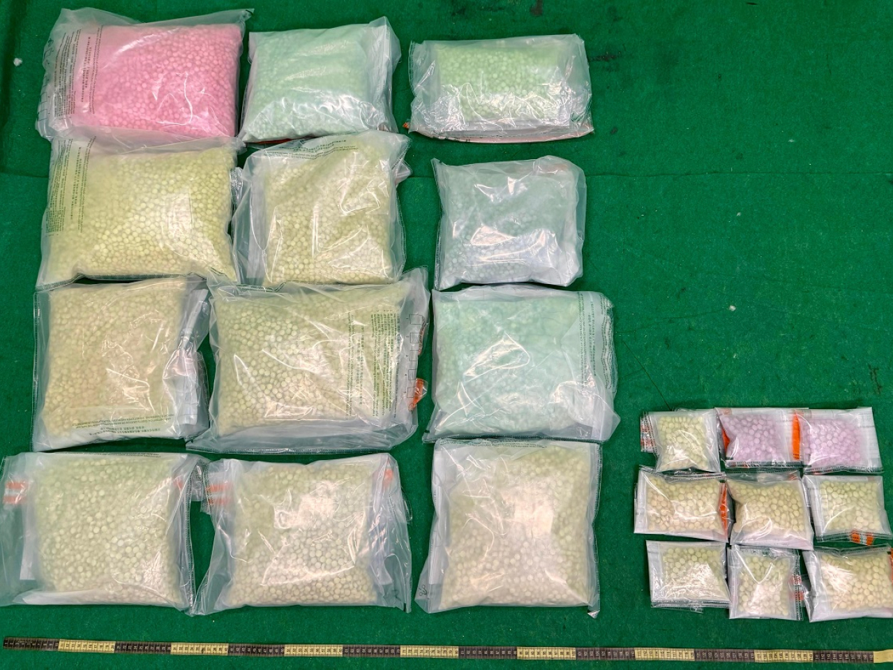 海關檢獲約36.7公斤的懷疑搖頭丸，估計市值約735萬元。（政府新聞處）