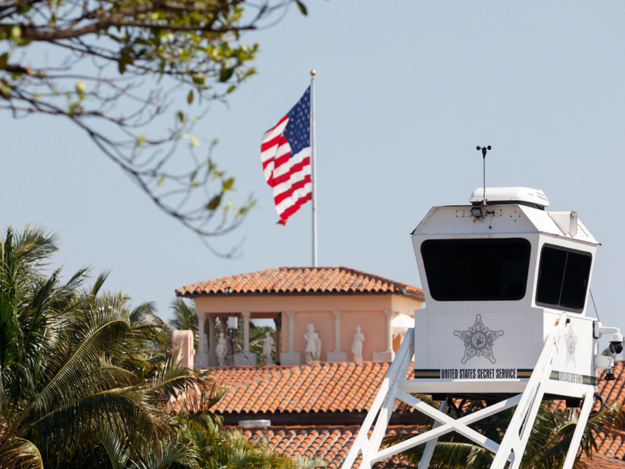 海湖莊園位於棕櫚灘，圖為特勤局的安全哨塔。（路透社）