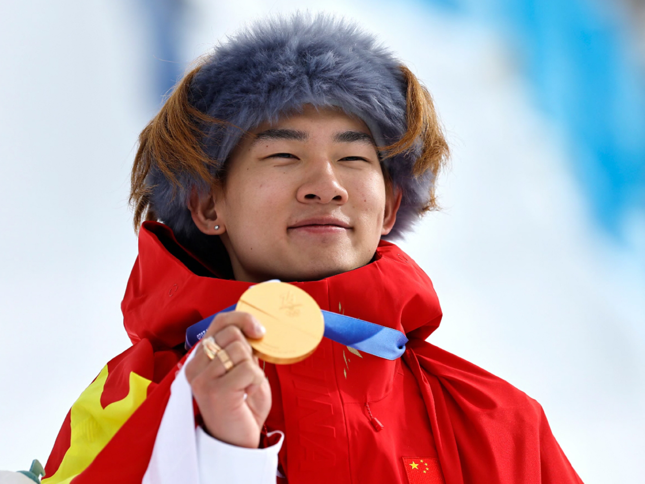 手持五星紅旗入場的蘇翊鳴，為國家隊摘取本屆冬奧會的首金。（新華社資料圖片）