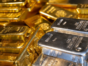 現貨金較早時升超過1%，現貨銀價升3.5%。（法新社資料圖片）