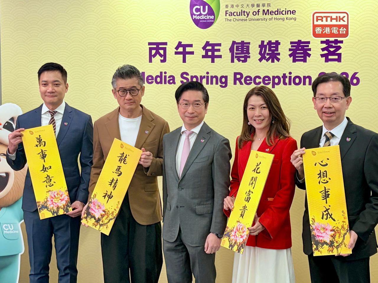 趙偉仁（中）表示，位於中大的教研綜合大樓預料明年落成，可容納約1000名研究人員。（鄧鈞尤攝）