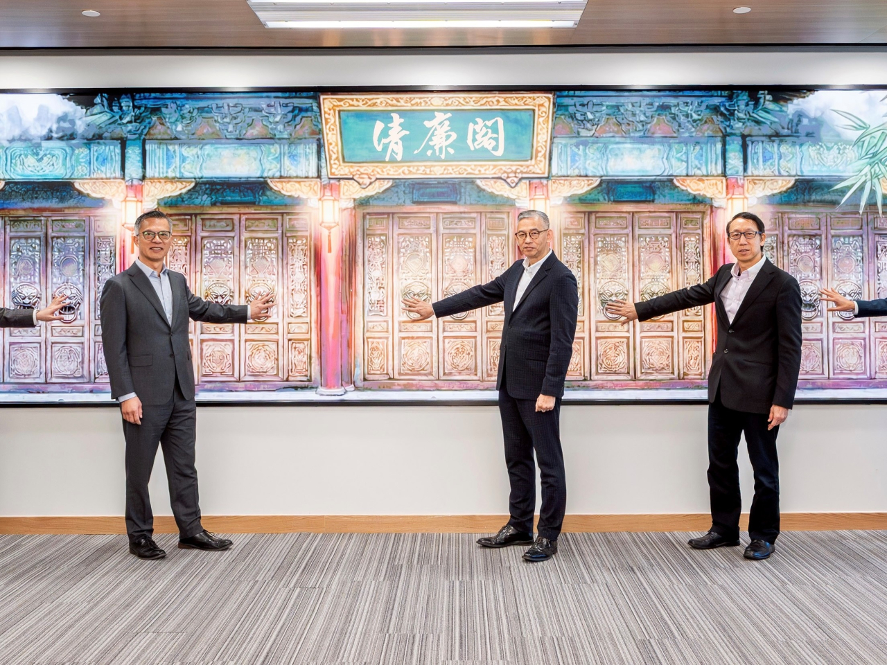 廉政專員和廉署首長級人員主持香港國際廉政學院成立兩周年暨全新教學設施啟用禮。（廉政公署）