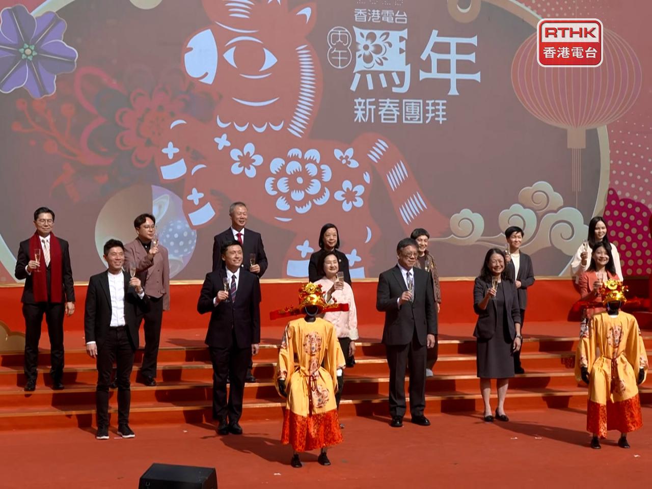 香港電台舉辦馬年新春團拜，嘉賓與「智能財神」機械人合照。（梁禎祥攝）
