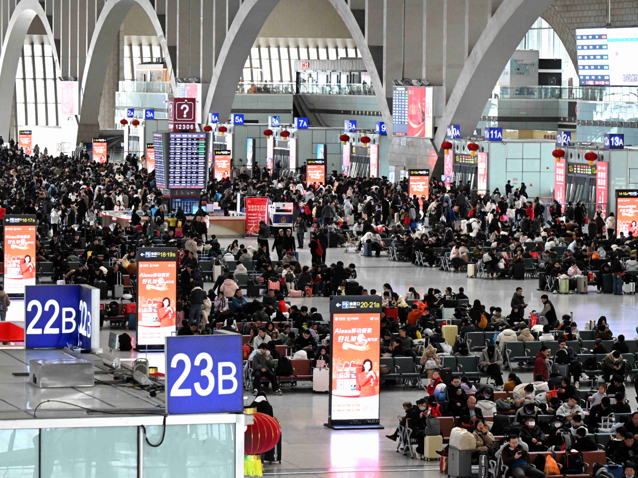 內地春節假期最後一天，全國鐵路迎來返程客流高峰。（新華社）