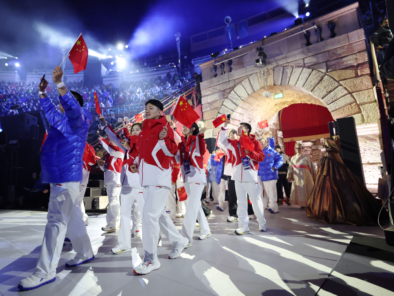 中共中央、國務院向冬奧會中國體育代表團發賀電，祝賀中國冰雪健兒在今屆冬奧會勇奪5金4銀6銅共15面獎牌。（新華社）