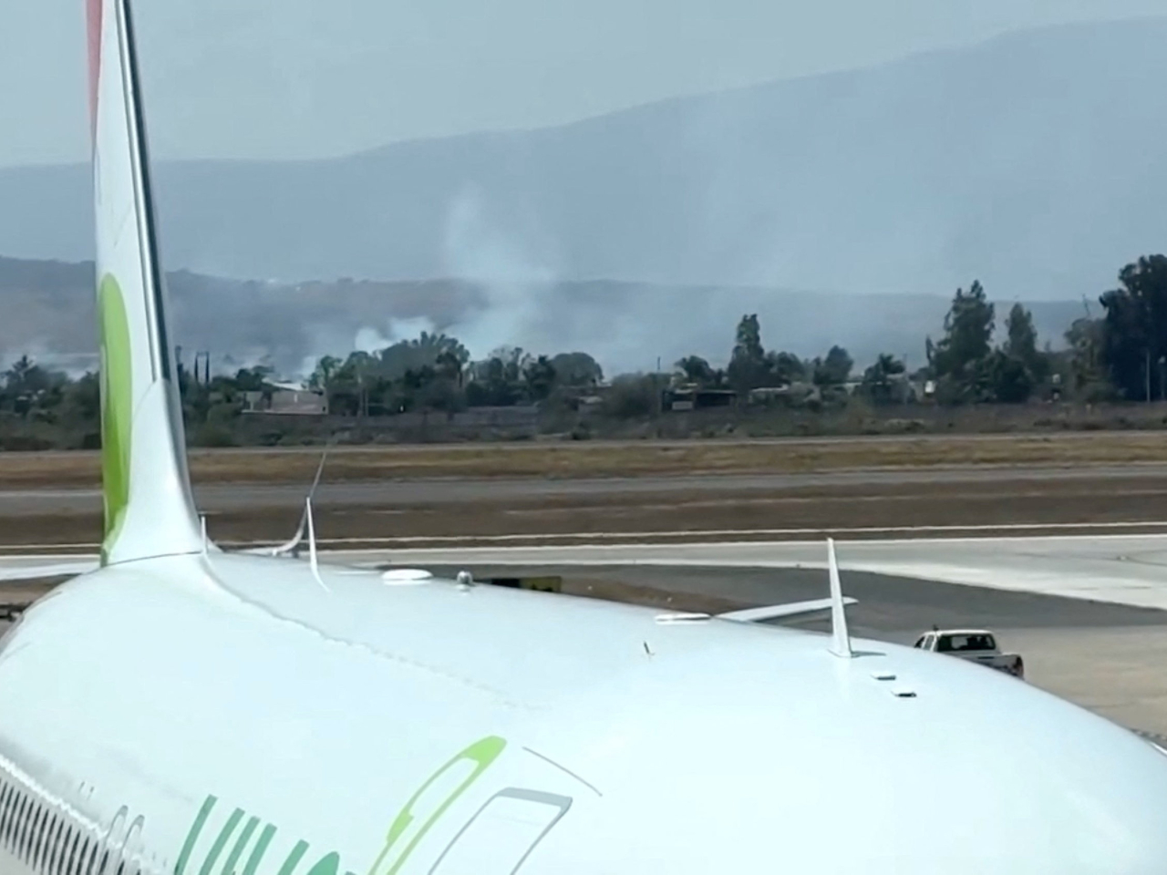 墨西哥瓜達拉哈拉機場附近升起濃煙。(路透社)