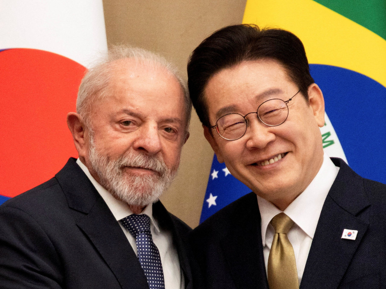 盧拉與李在明在首爾總統府青瓦台會談，並簽署「戰略夥伴關係四年行動計劃」。（路透社）