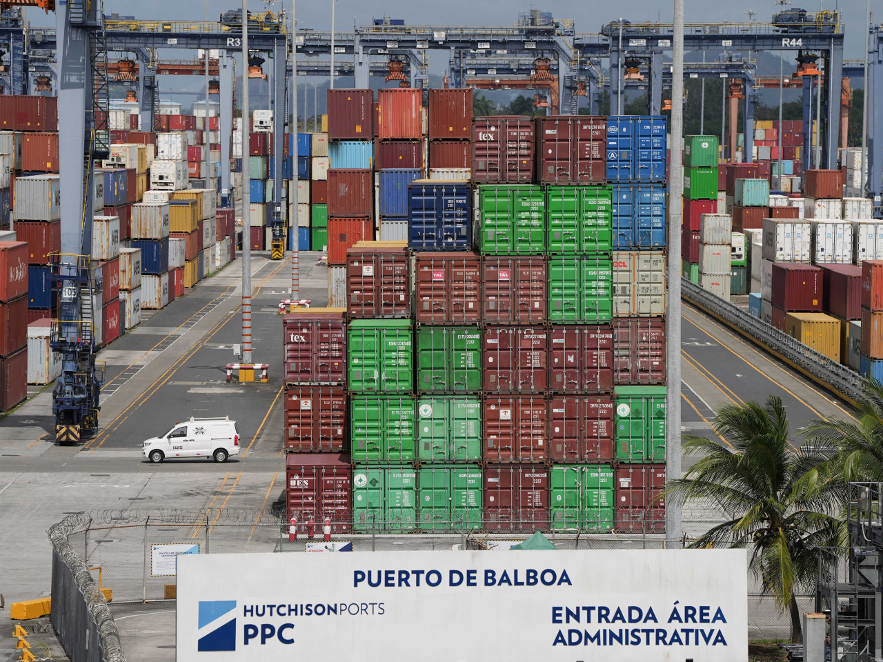 長和重申，裁決、巴拿馬總統頒布的行政法令、撤銷巴拿馬港口公司的特許經營權，以及強行接管兩個貨櫃碼頭，屬不合法。（路透社）