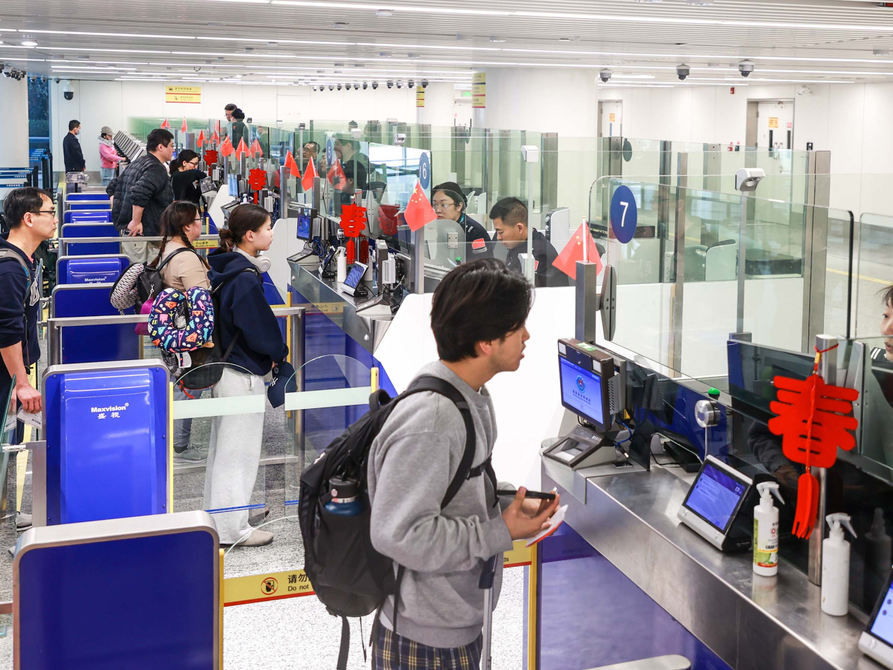 今年春節假期全國邊檢機關共計查驗1779.6萬人次中外人員出入境，每日平均197.7萬人次。（新華社）