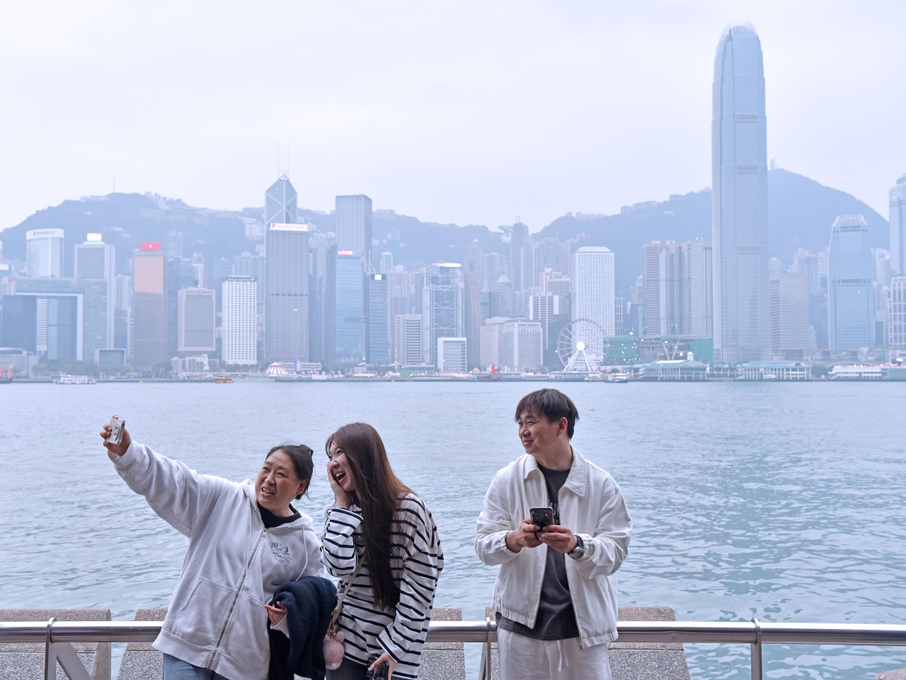 黃金周期間，平均每日內地旅客入境人次約17萬。（新華社）