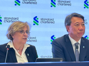 洪丕正（右）稱今年開局表現良好，資本市場融資業務表現強勁，財富管理業務勢頭亦良好。（羅煒皓攝）