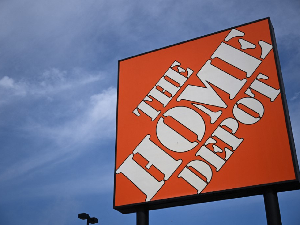 家得寶公布，上季經調整每股盈利2.72美元，收入跌約4%至約382億美元，均好過市場預期。（法新社資料圖片）