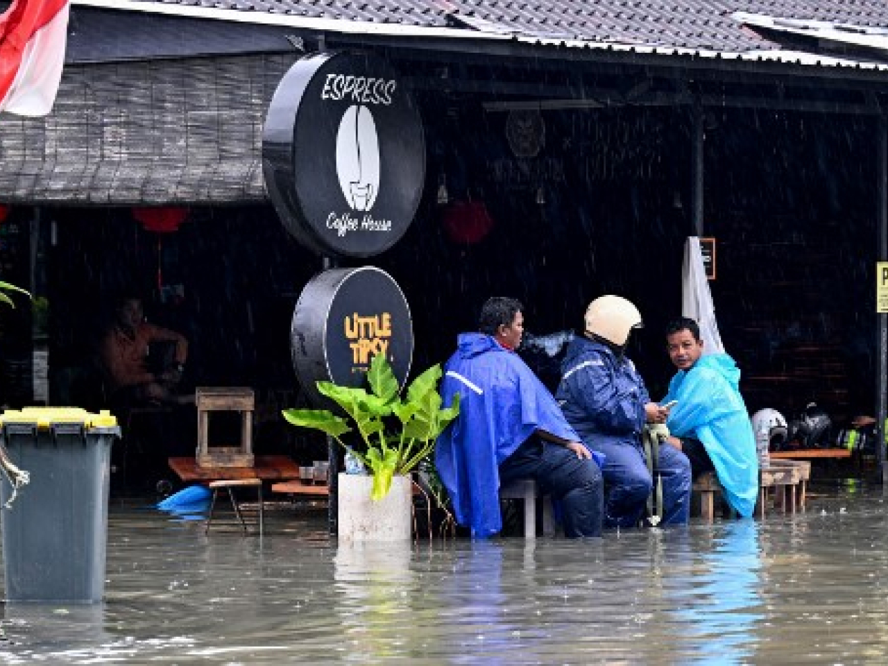 Waters inundated facilities such as cafes and gas stations, and forced some tourists to be evacuated on rubber boats. Photo: AFP