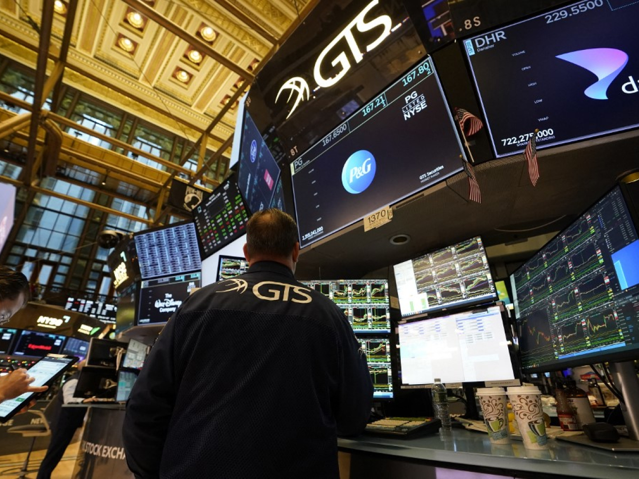 道瓊斯指數較早時報49157點，升353點，升幅0.72%。（法新社資料圖片）