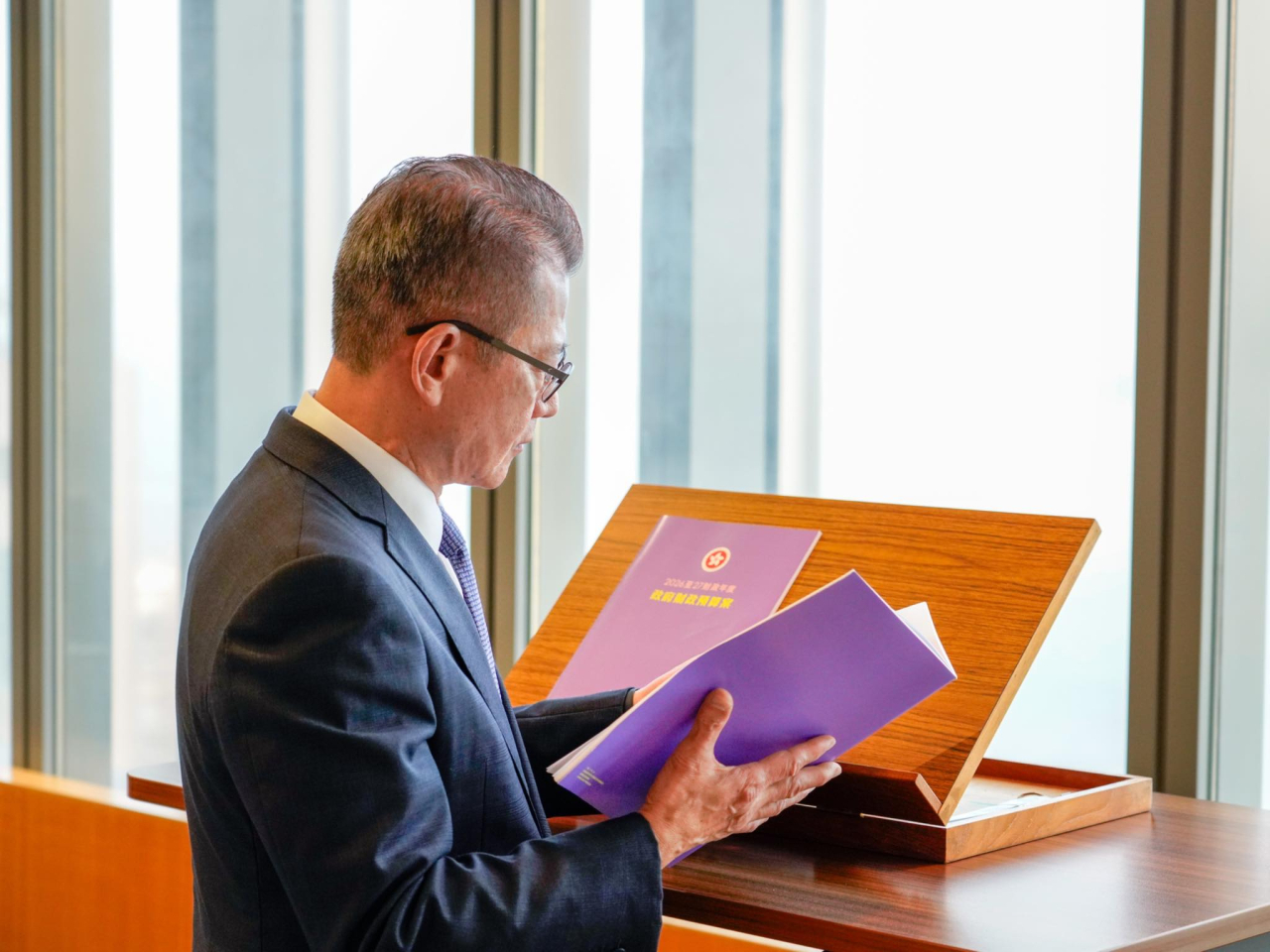 陳茂波今早11時在立法會發表新一份《財政預算案》。（陳茂波社交網站圖片）