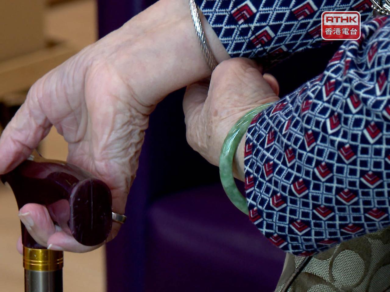 政府由下年度起，將長者社區照顧服務券增加4千張，至1萬6千張。（港台圖片）