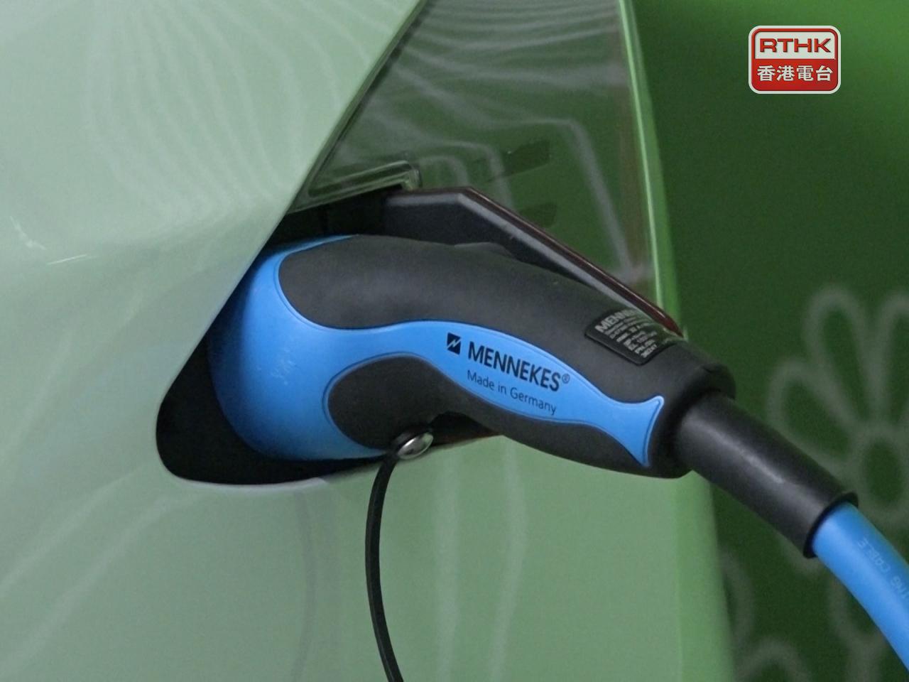 消息人士指，市場上車主可選擇的車款及價錢幅度很大，亦涵蓋不同性能的電動私家車，故「一換一」措施應可暫停。（港台圖片）