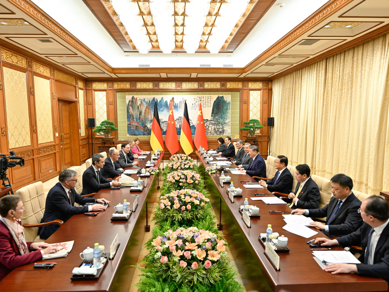 習近平會見來華進行正式訪問的德國總理默茨。（新華社）