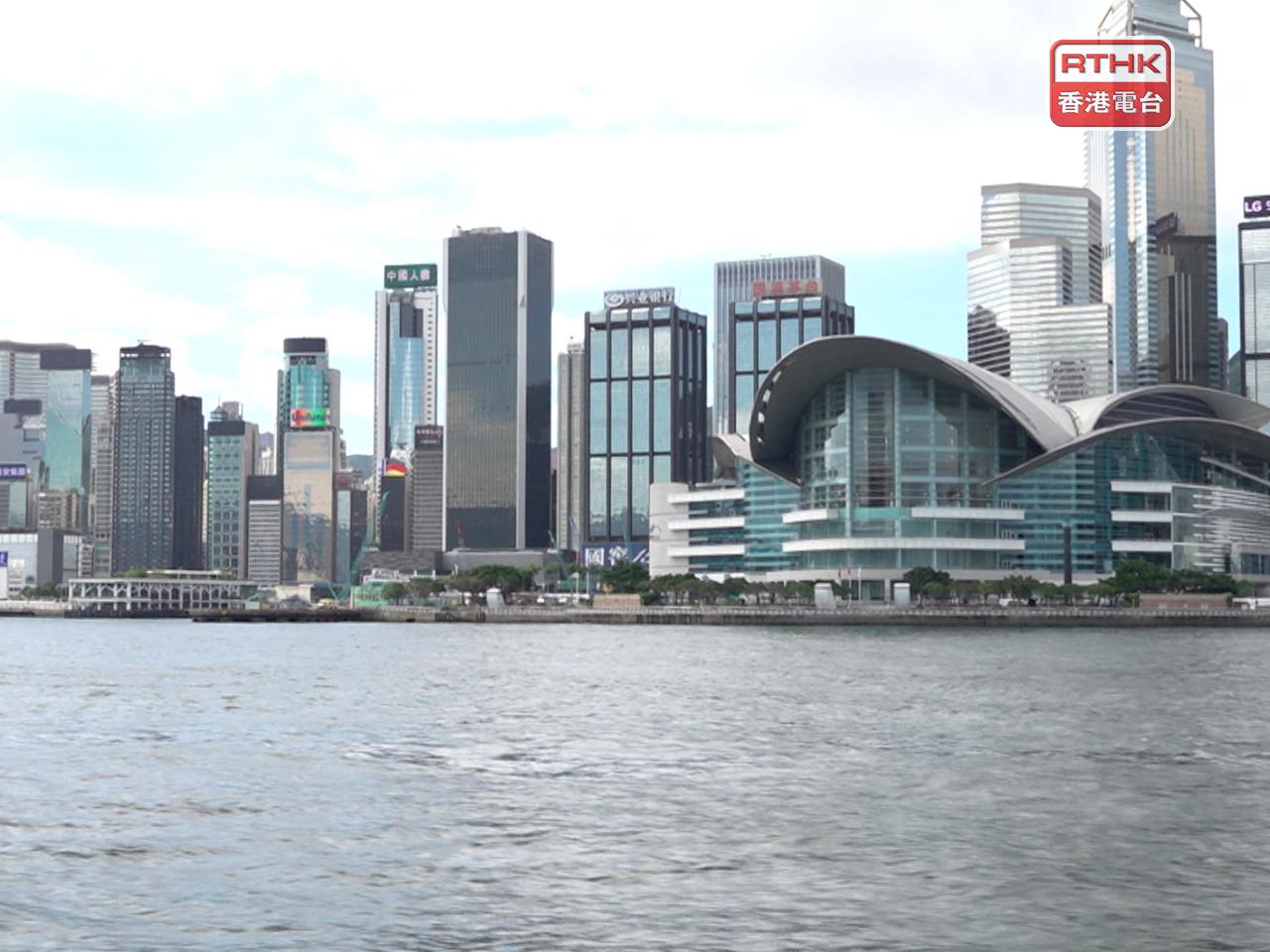 陳茂波說社會對「派糖」措施有不同意見，強調要取得平衡。（港台圖片）