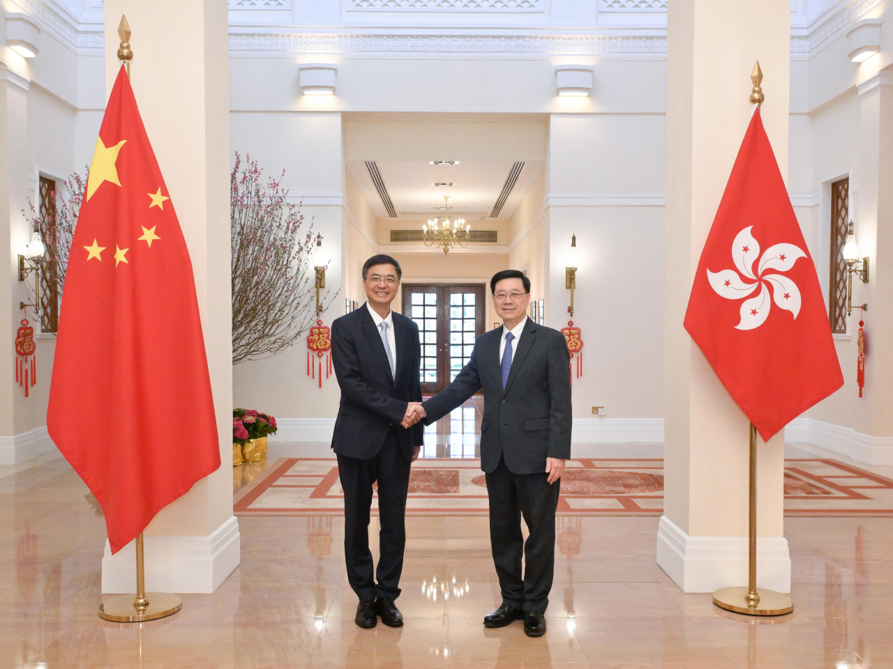 行政長官李家超（右）在禮賓府與廣西壯族自治區黨委書記陳剛（左）會面。（政府新聞處）