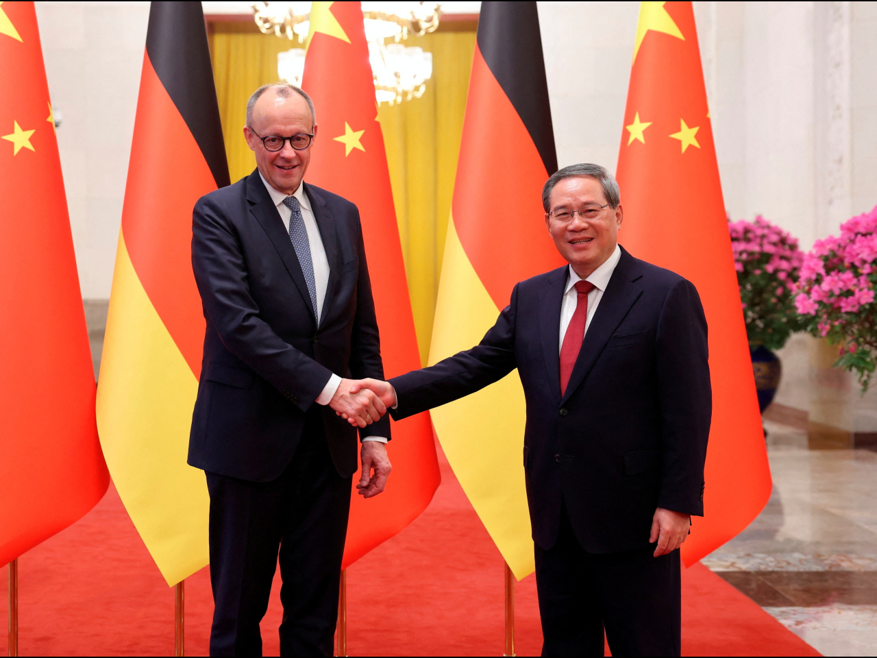 李強同來華進行正式訪問的德國總理默茨舉行會談。（路透社）