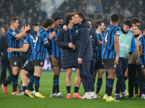 阿特蘭大一班職球員慶祝擊敗對手。（法新社）