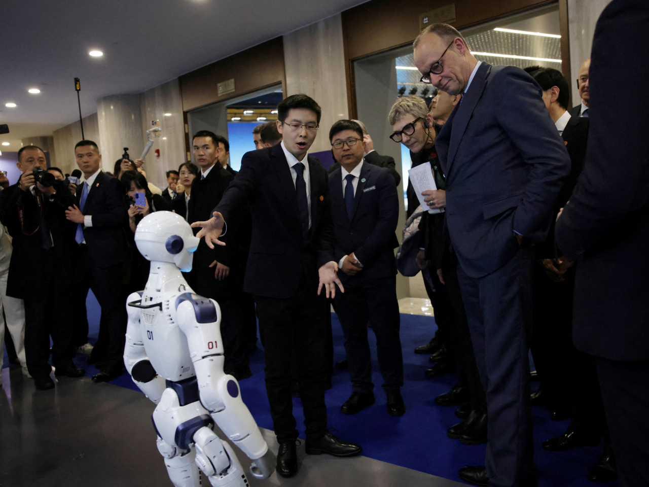 默茨參訪研發機械人的宇樹科技。（路透社）