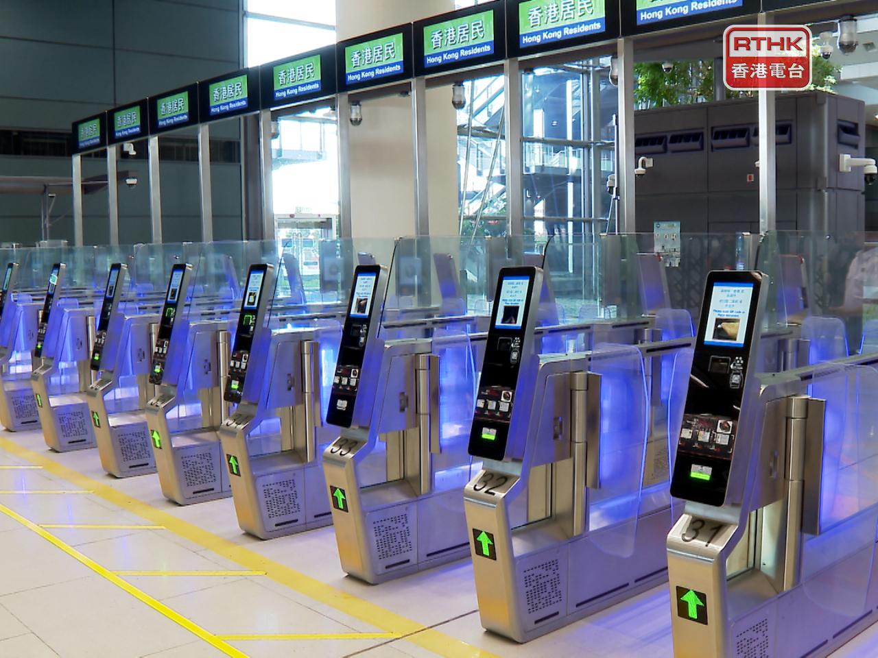 新登記的旅客入境時，只需將旅行證件放在e-道的證件閱讀器上，並望向e-道鏡頭進行容貌識別。（港台圖片）