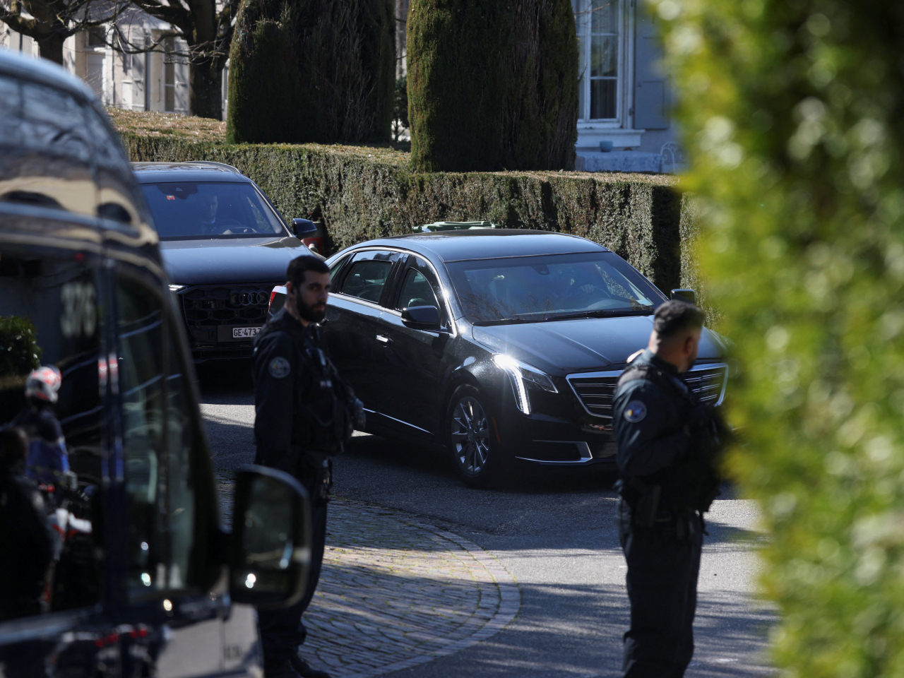 相信載著美國代表團的汽車抵達會談場地。（路透社）