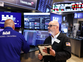 道瓊斯指數較早時報49703點，升221點，升幅0.45%。（法新社資料圖片）