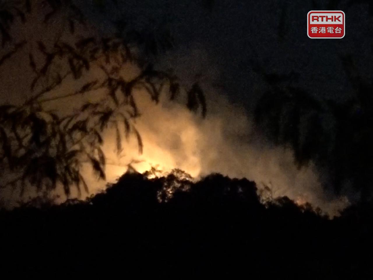 山火現場一度發現有兩條火線。（葉美薏攝）