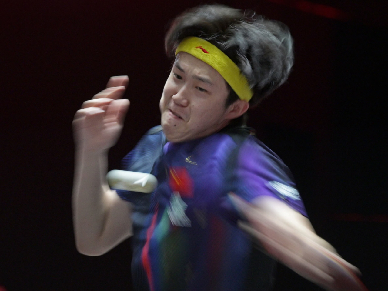 王楚欽在新加坡大滿貫男子單打十六強比賽中擊敗對手。（新華社）