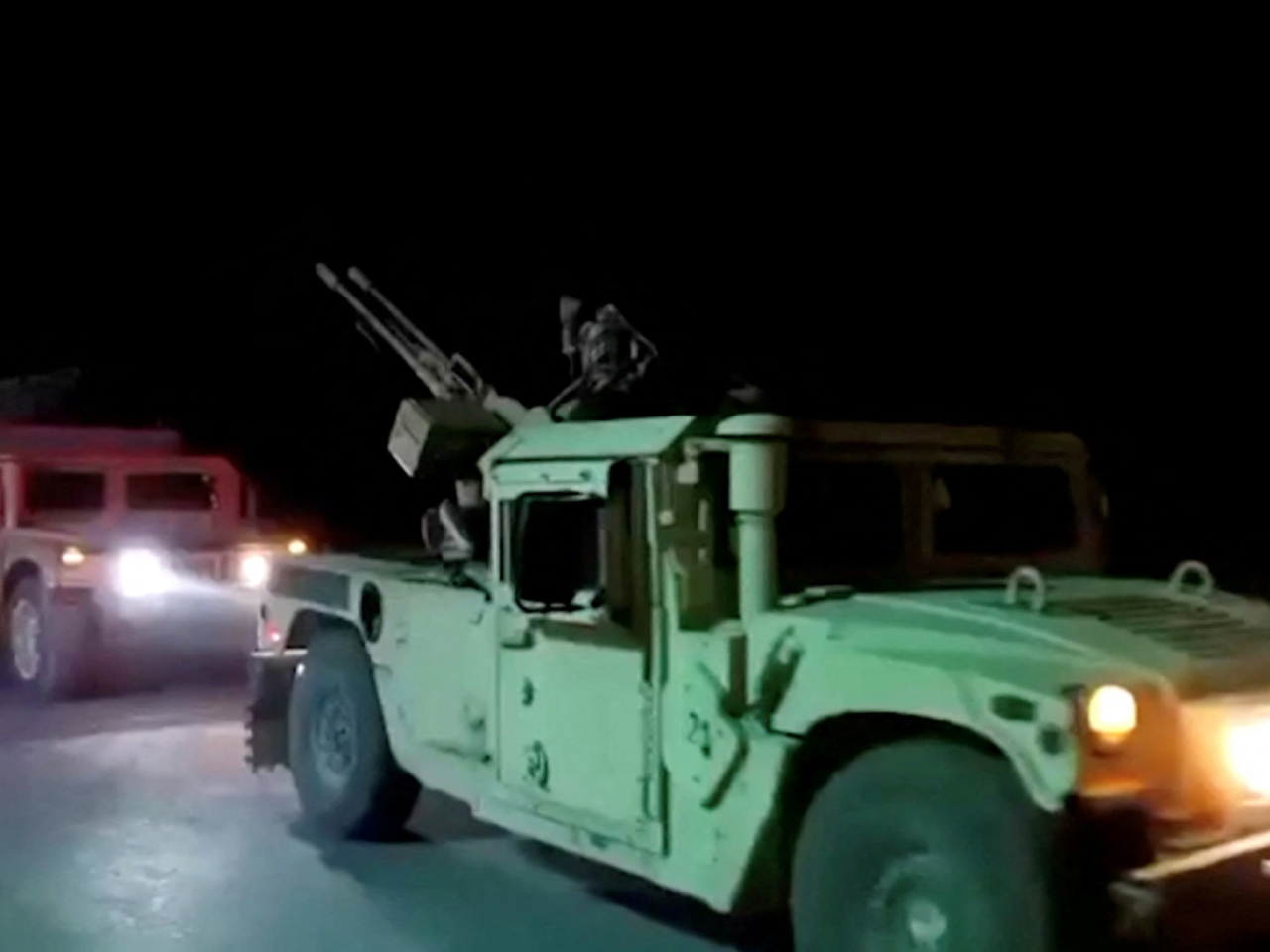 阿富汗與巴基斯坦衝突升級。圖為軍用車輛在阿富汗一條道路上行駛的情況。（路透社）