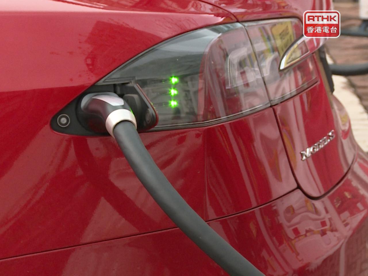 局方表示，政府引入「一換一」計劃原意是鼓勵購買電動車的同時，可以減少舊車污染和避免導致登記私家車數量不斷增加。（港台圖片）