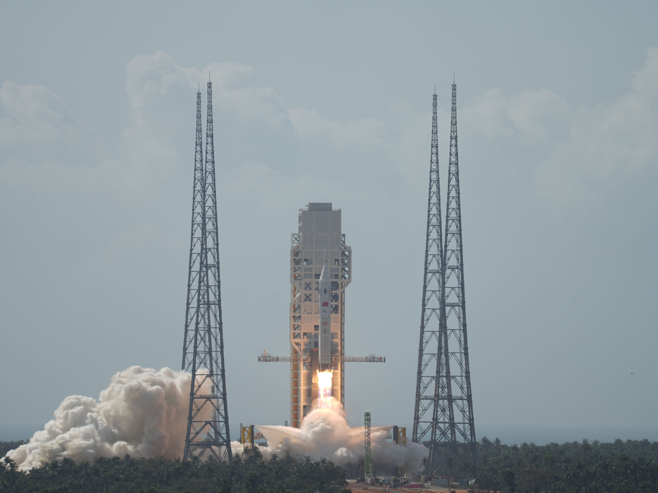 截至目前，長征十號運載火箭、夢舟載人飛船、攬月月面著陸器等主要飛行產品，研製進展順利。（新華社資料圖片）