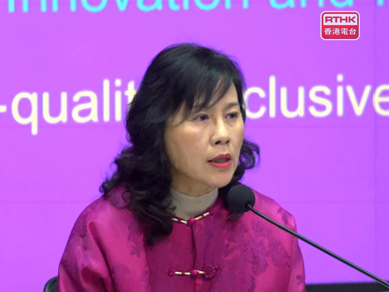 陳美寶表示，政府積極鼓勵新能源汽車的發展和使用，環境及生態局推出多項措施。（郭志強攝）