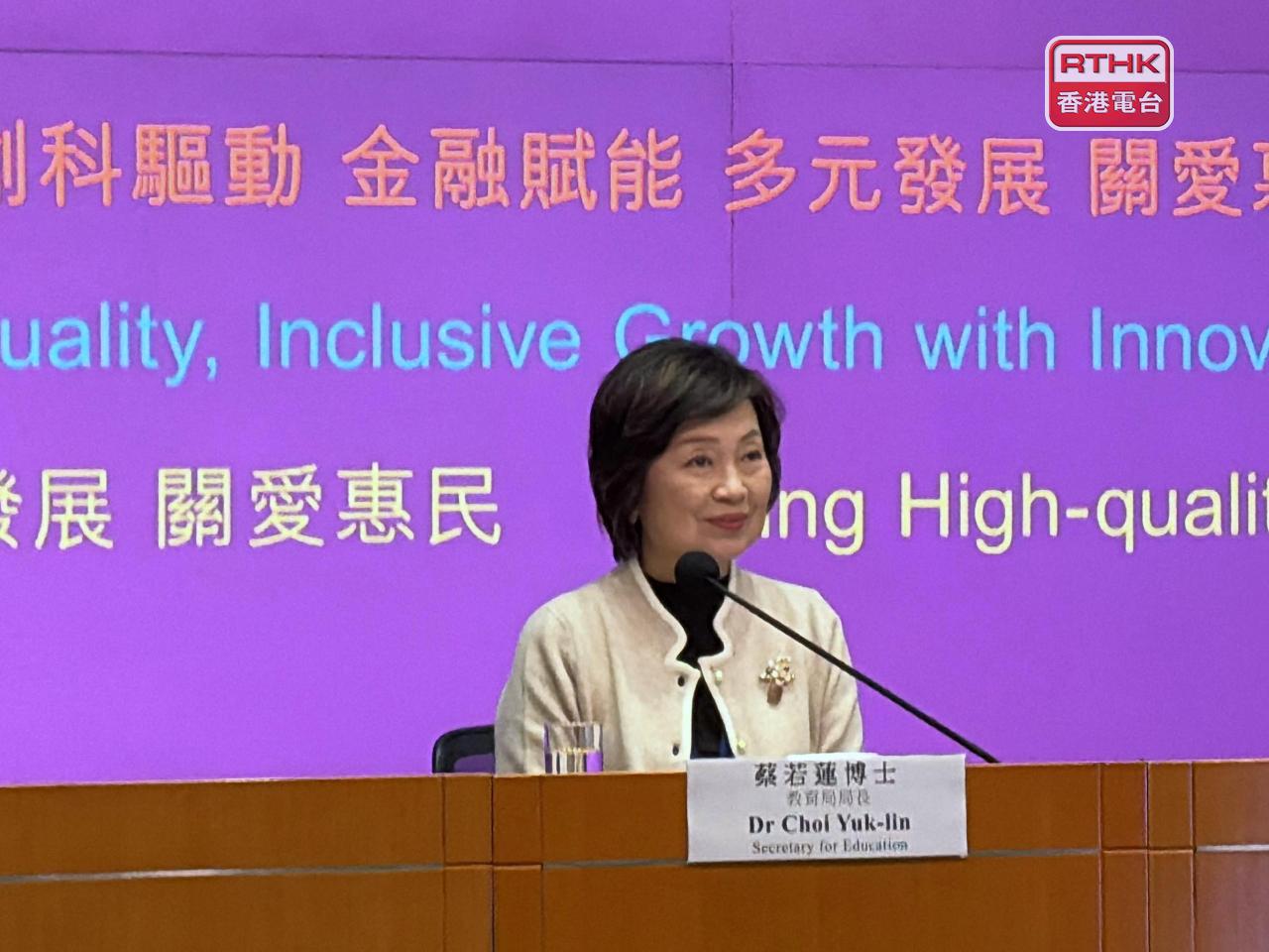 蔡若蓮說，投放在教育的實際金額一直有增加。（鄧鈞尤攝）