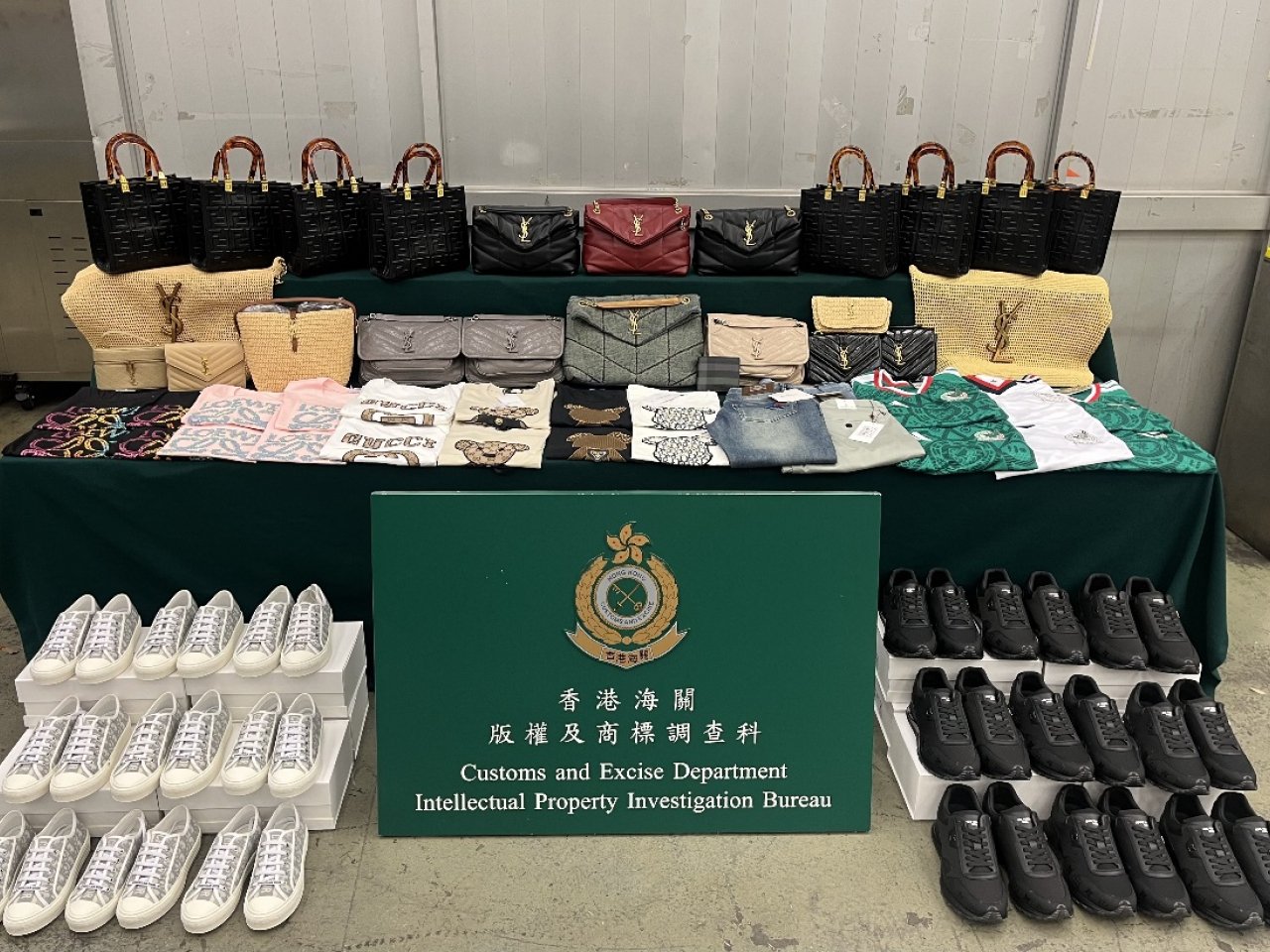 海關檢獲的懷疑冒牌貨物。（政府新聞處）