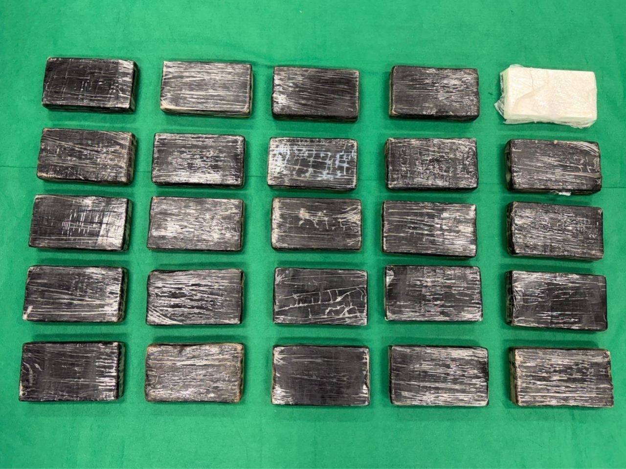 圖為海關所檢獲的懷疑可卡因。（政府新聞處）