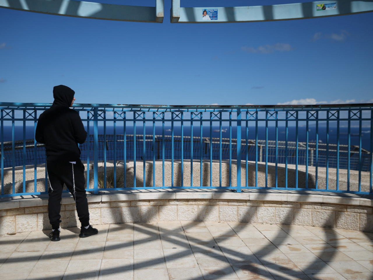 美軍福特號航母預料停靠海法港，有以色列民眾在遠處觀看。（路透社）