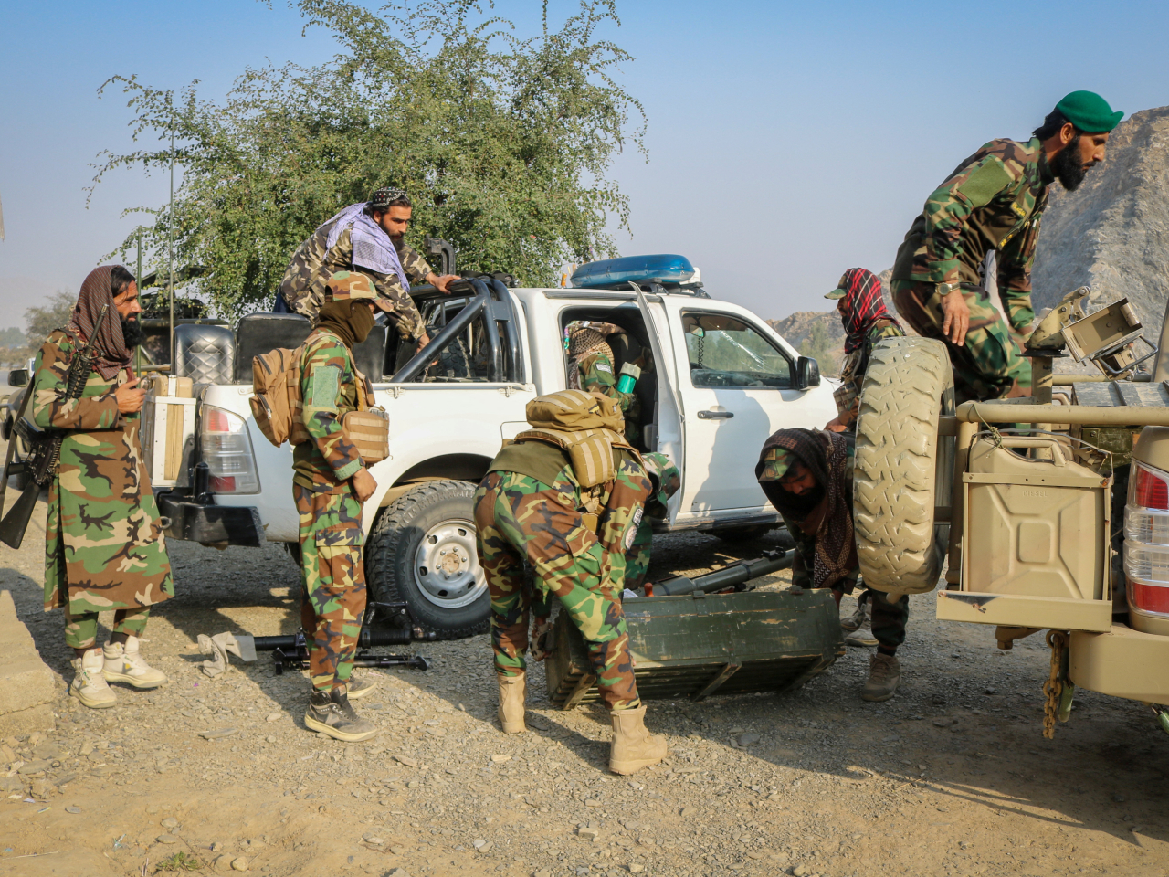 塔利班武裝人員在邊境戒備。(路透社)