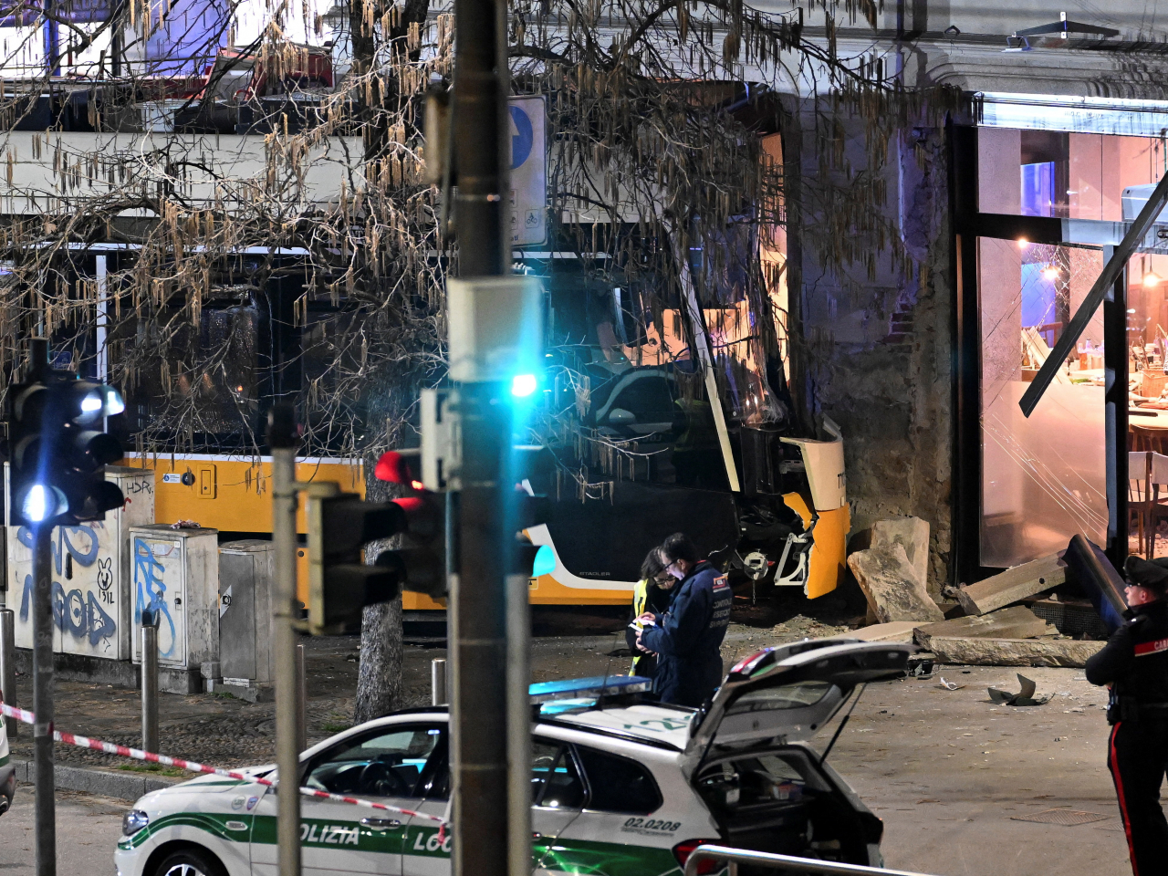 有關部門仍在調查電車出軌原因。（路透社資料圖片）