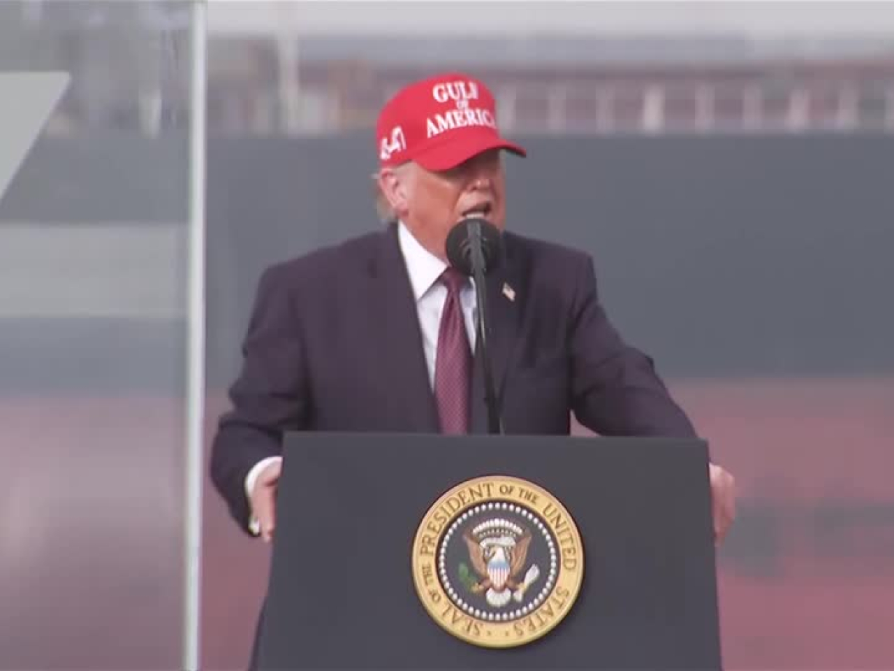 特朗普在得州出席活動時說，將在伊朗問題上做出重大決定。(路透社)