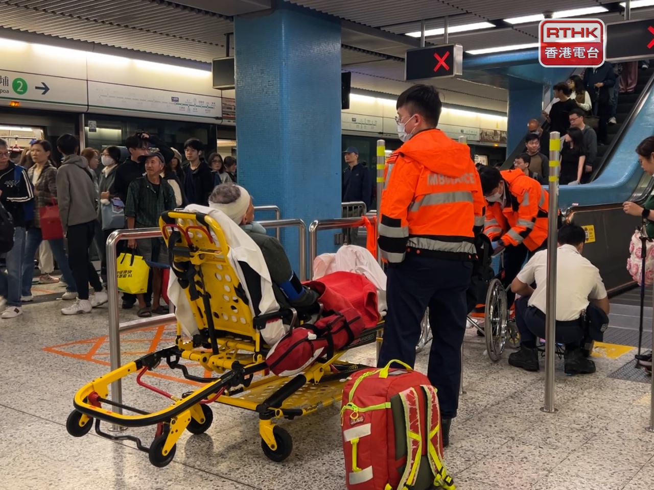 港鐵九龍塘站早上有人攜行李乘搭扶手電梯時懷疑失平衡，向後撞倒3人，兩人送院。（林紹鋒攝）