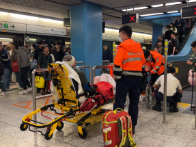 港鐵九龍塘站扶手電梯攜行李乘客疑失平衡　撞倒3人兩送院