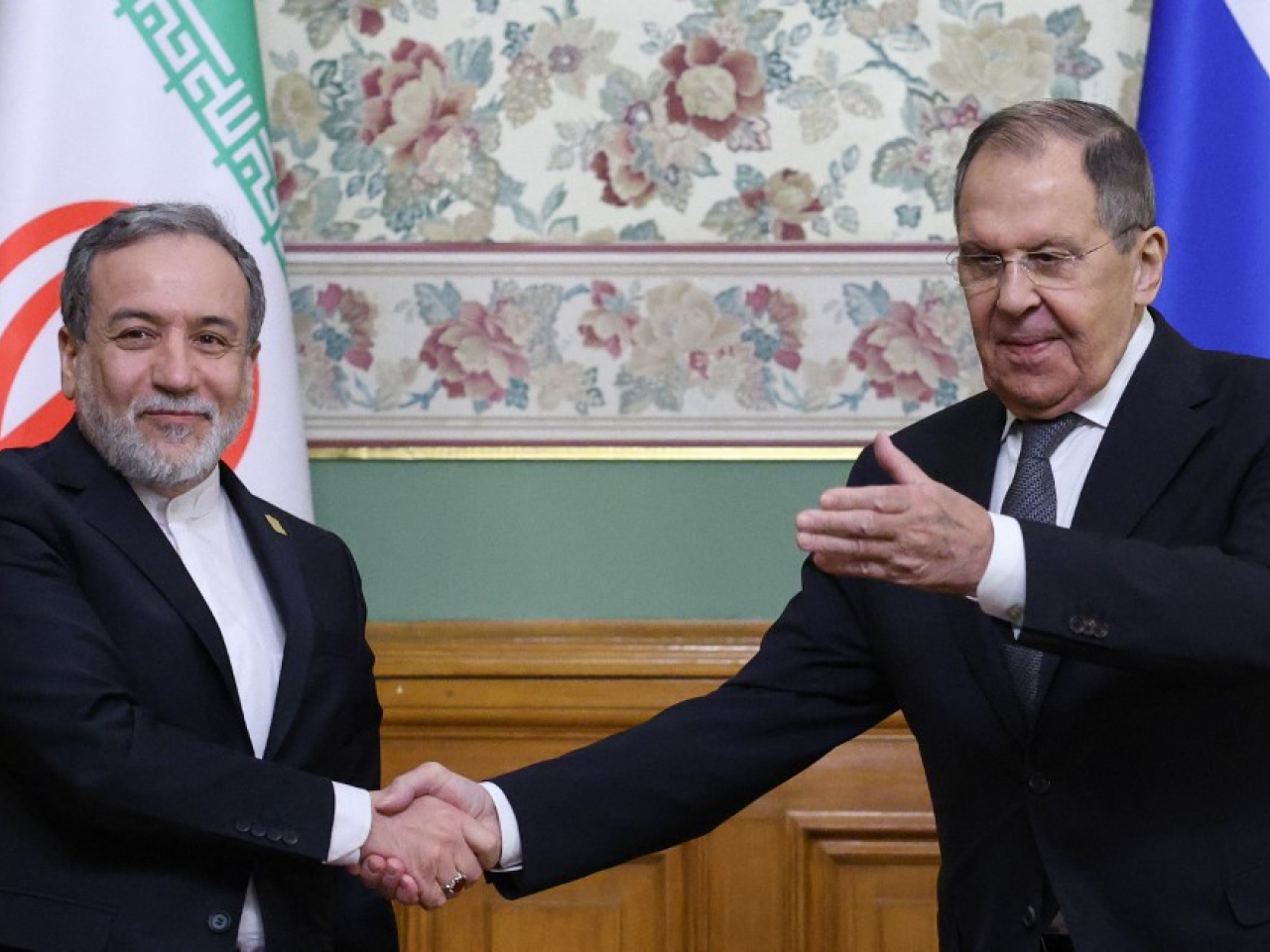 俄羅斯外長拉夫羅夫（右）與伊朗外長阿拉格齊（左）通電話，討論伊朗局勢。（法新社資料圖片）
