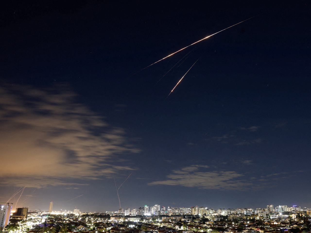 以色列防空系統攔截伊朗向以色列發射的導彈。（路透社）