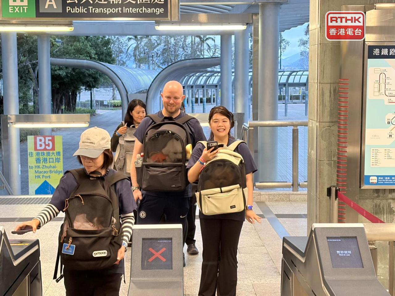 港鐵今日開放重鐵網絡一天，讓已預先登記的狗主帶同符合要求的狗隻乘搭。（鄧鈞尤攝）